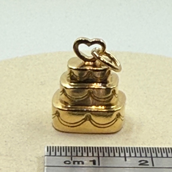 Tiffany & Co. 18k gold wedding cake charm pendant (rare) - Picture 9 of 12